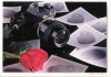 Carte de voeux “Pas besoin d'en dire plus”. Appareil réflex 24x36. (Feeling, vers 1990)., - (CAP0033)