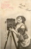 L'objectif: Femme photographiant. (<1921)., - (CAP0133)