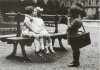 Enfants sur un banc. (Graphique de France, vers 1994)., - (CAP0178)