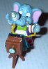 Eléphant debout, Kinder. (2000?)., - (GAD0402)